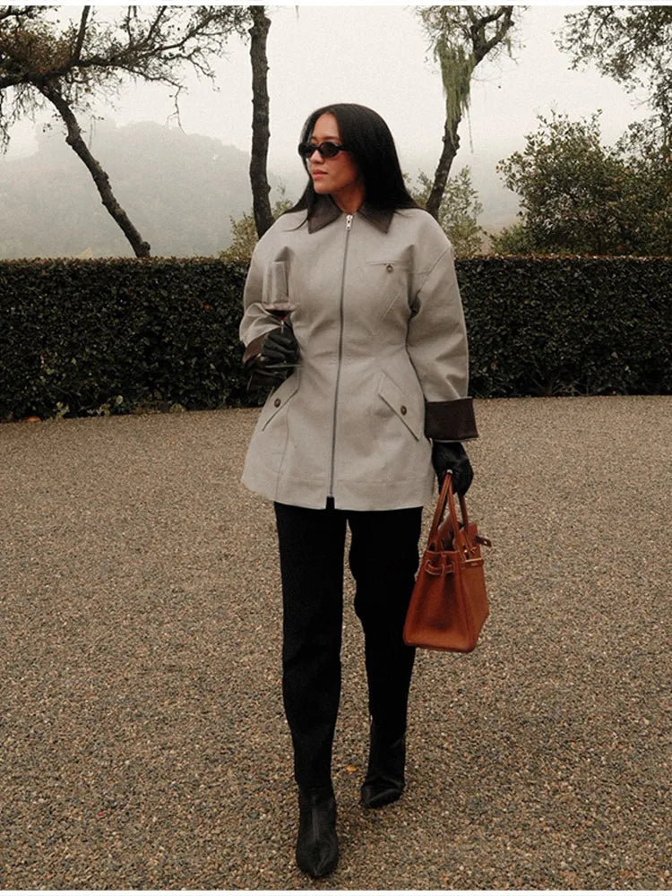 Cappotto elegante slim fit con collo e vita stretta