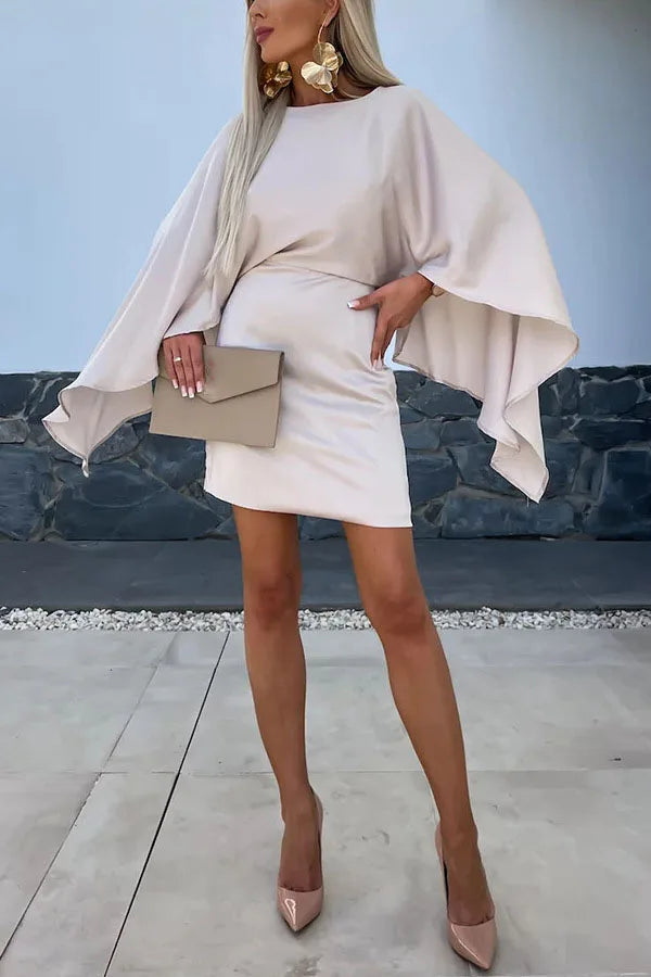 Elegante abito con maniche a mantella