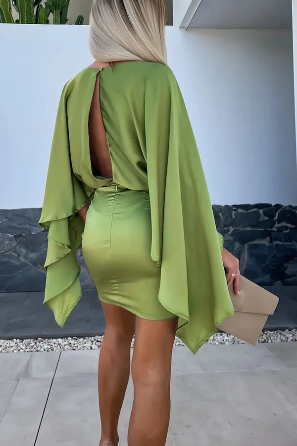 Elegante abito con maniche a mantella