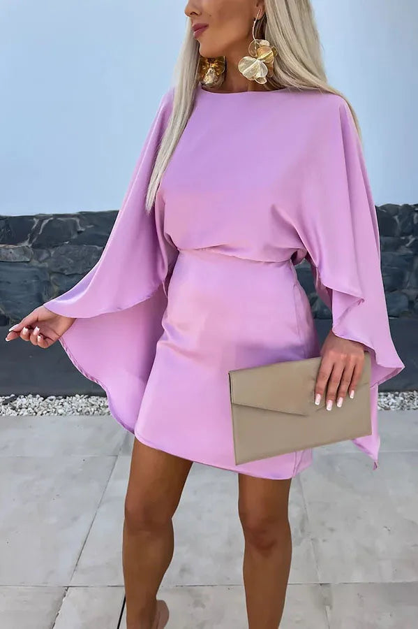 Elegante abito con maniche a mantella