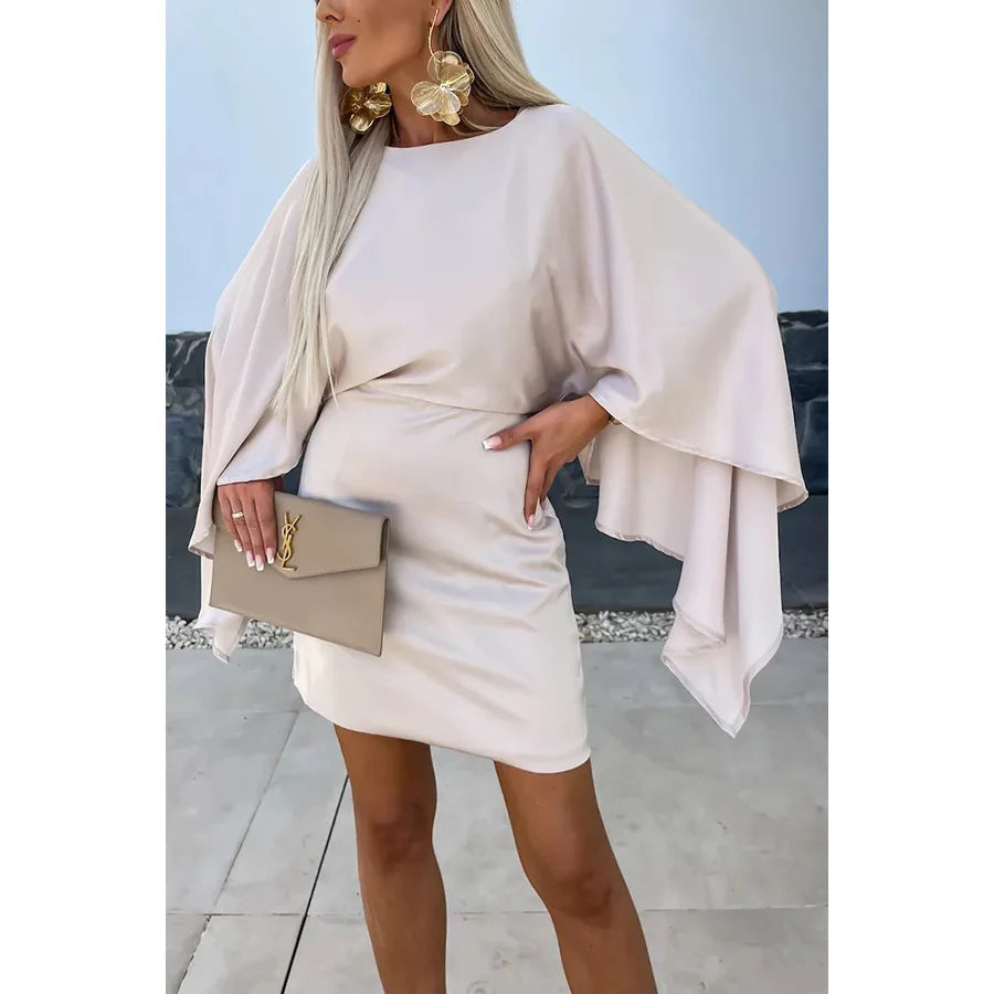 Elegante abito con maniche a mantella