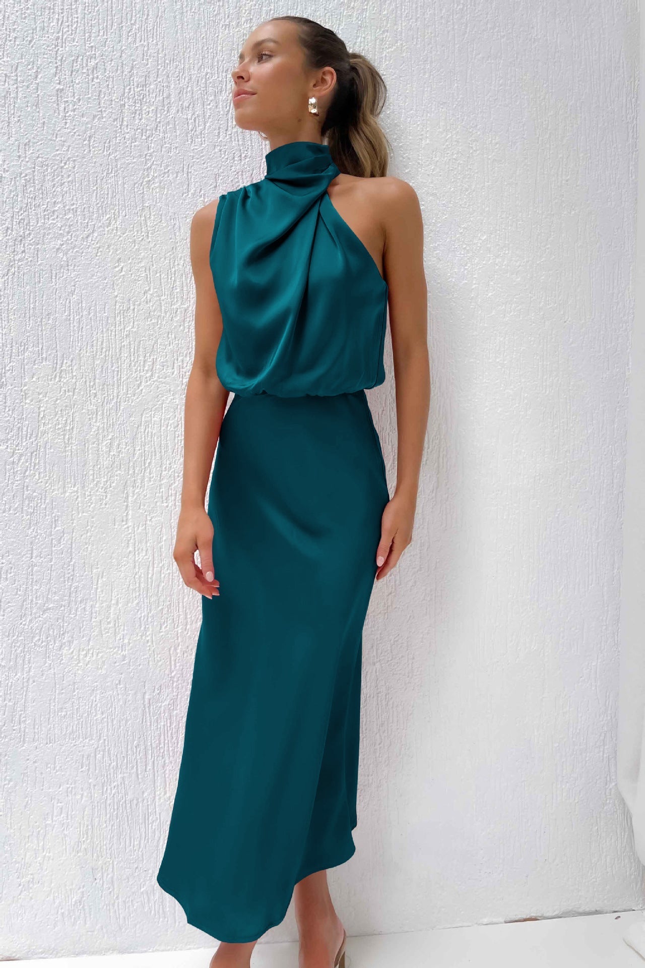 Zenova™ Ruby | Lång klänning med halterneck i satin