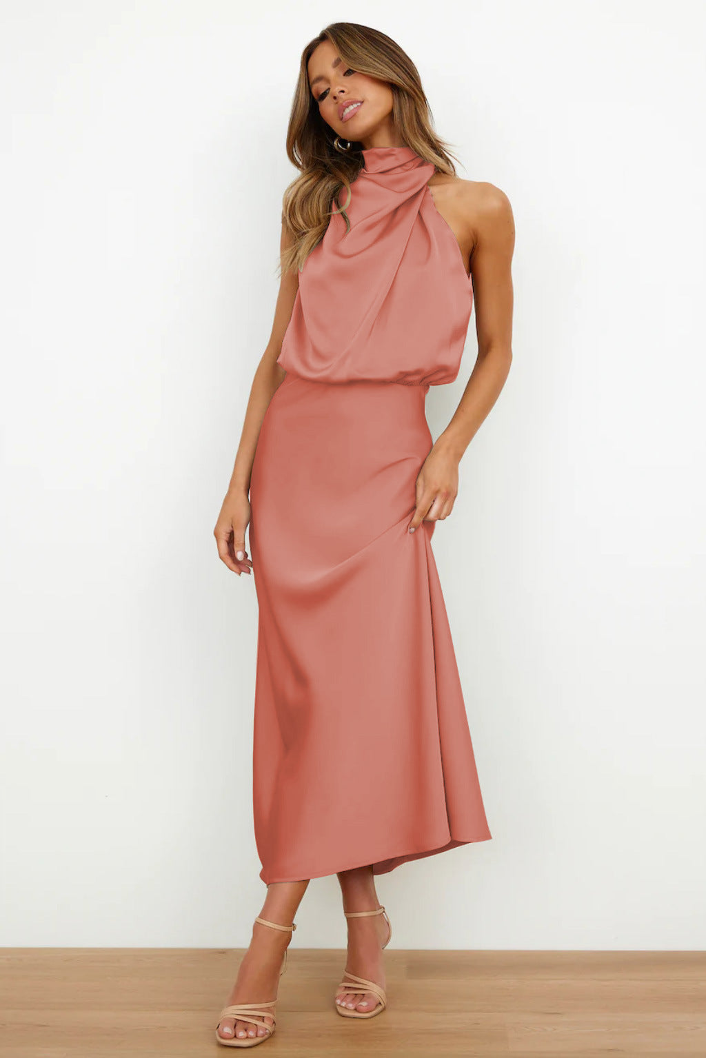 Zenova™ Ruby | Lång klänning med halterneck i satin