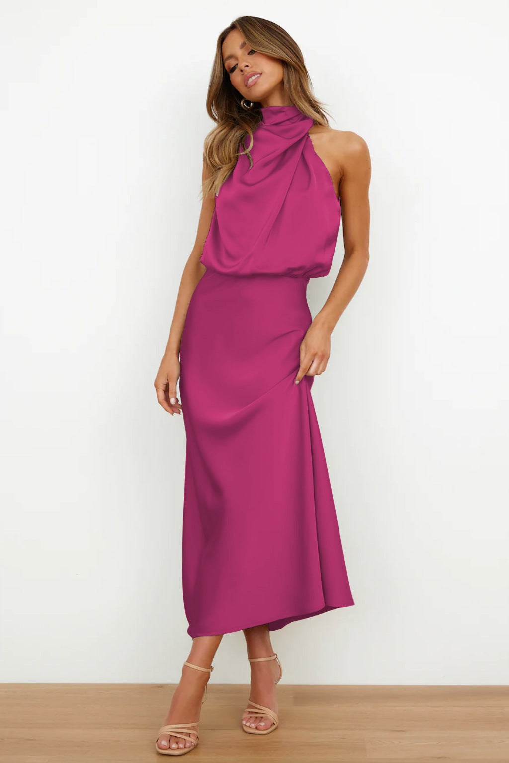 Zenova™ Ruby | Lång klänning med halterneck i satin