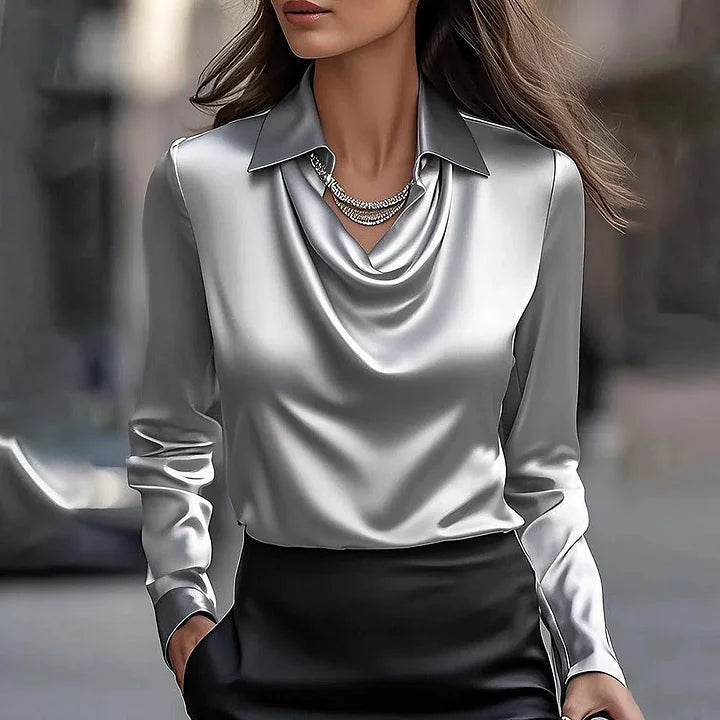 Zenova™ Chloe - Elegant satinblus med draperad halsringning