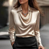 Zenova™ Chloe - Elegant satinblus med draperad halsringning