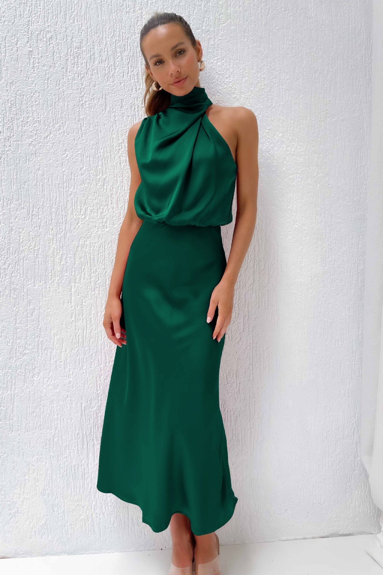 Zenova™ Ruby | Lång klänning med halterneck i satin