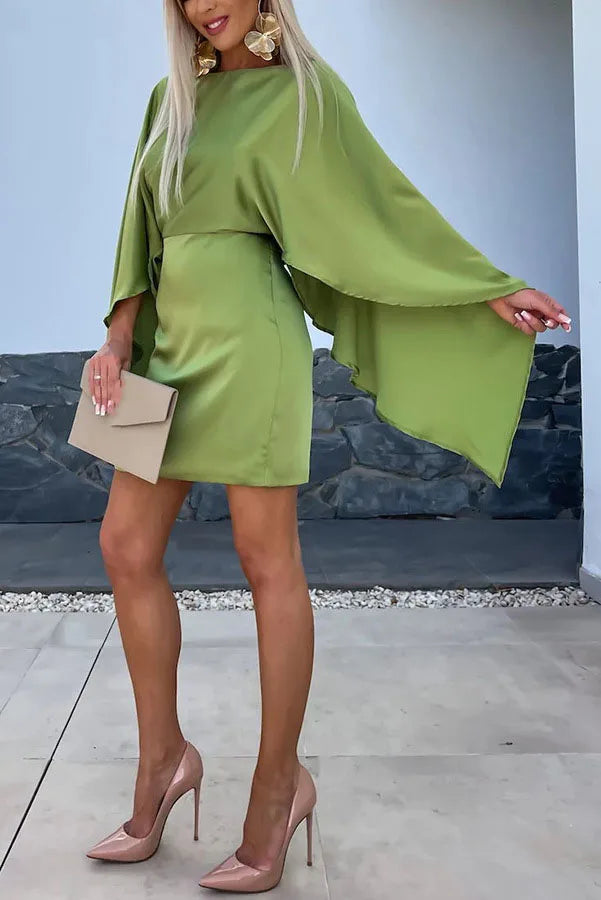 Elegante abito con maniche a mantella