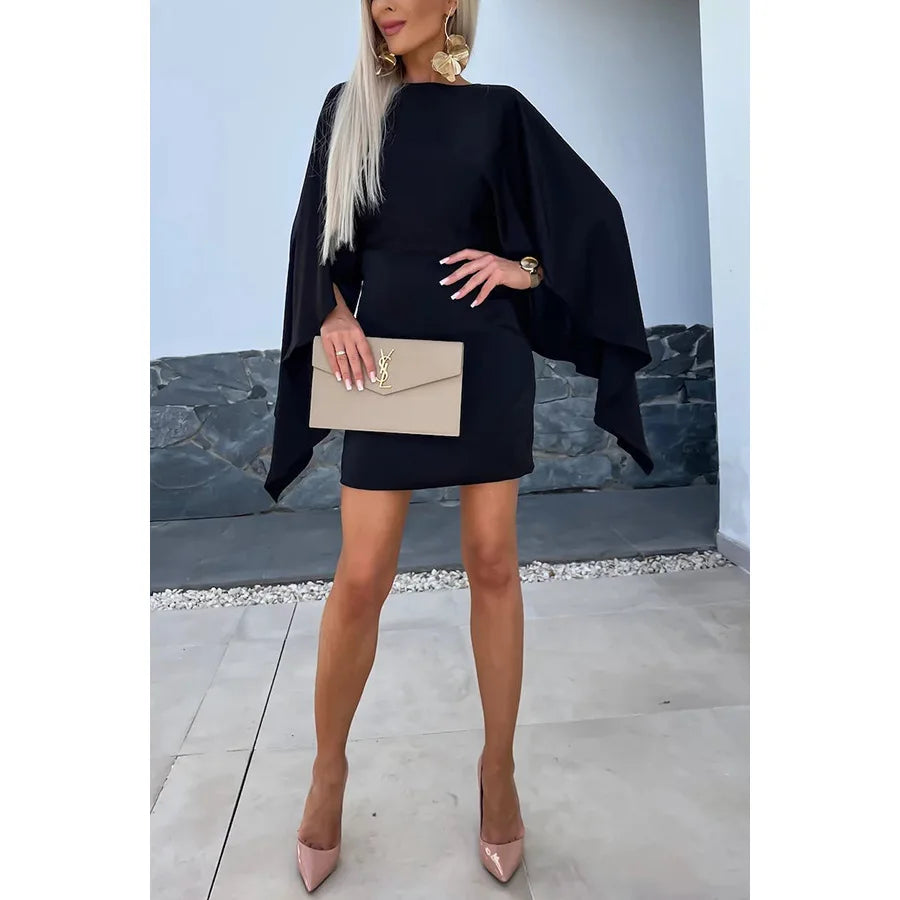 Elegante abito con maniche a mantella