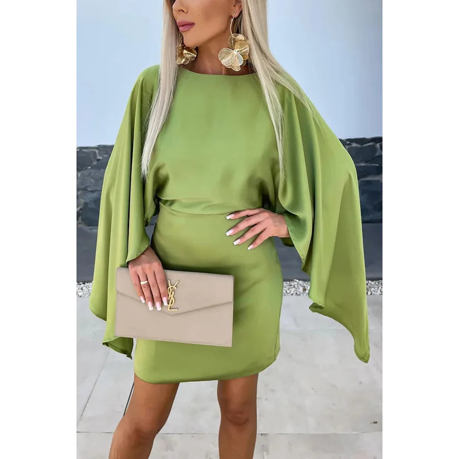 Elegante abito con maniche a mantella